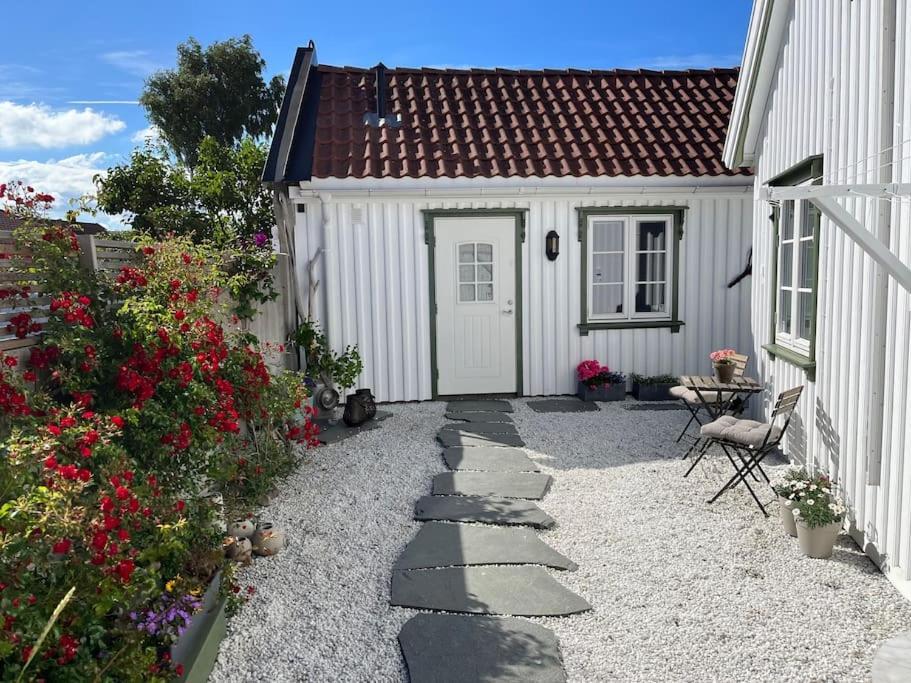 Idyllisk Lite Anneks Med Enestaende Uteplass Larvik Exterior photo